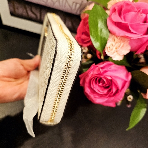 Michael Kors Large Signature Logo and Metallic Continental Wallet. - Picture 5 of 8